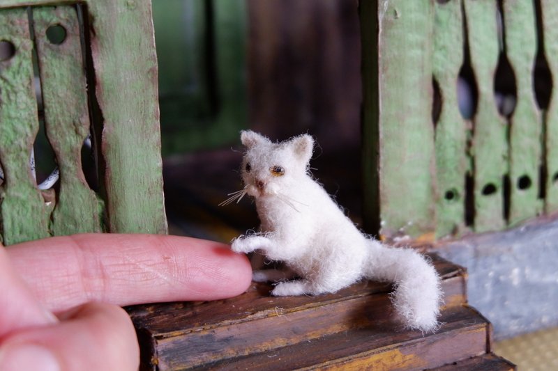 The cat is a miniature figure for a dollhouse - 玩偶/公仔 - 羊毛 白色