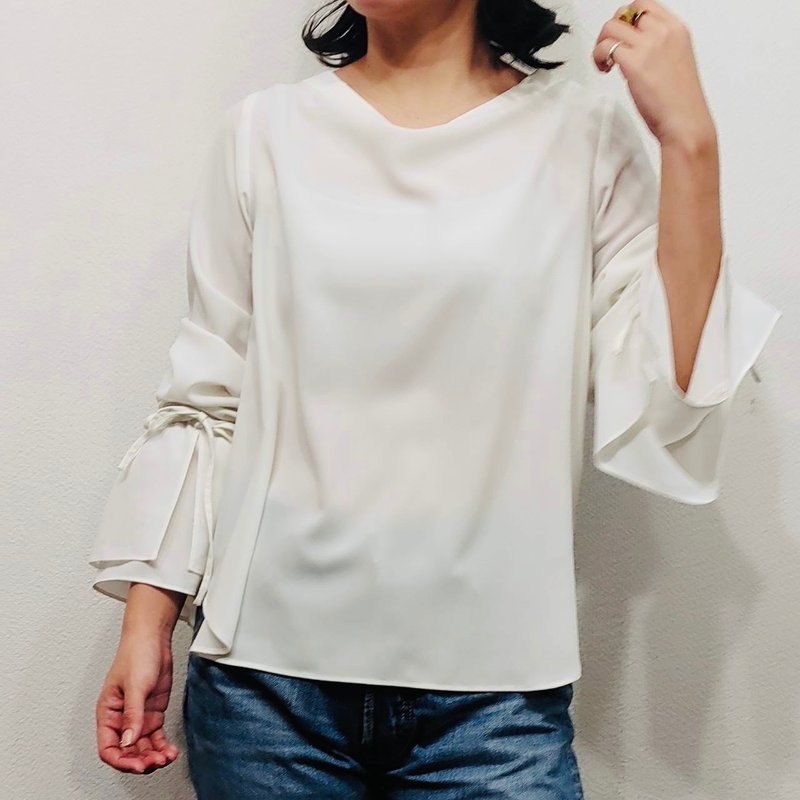 雾面缎面材质，散发雅致气息【削肩上衣】 日本制 七分袖 喇叭袖 白色 - 洋装/连衣裙 - 其他材质 白色