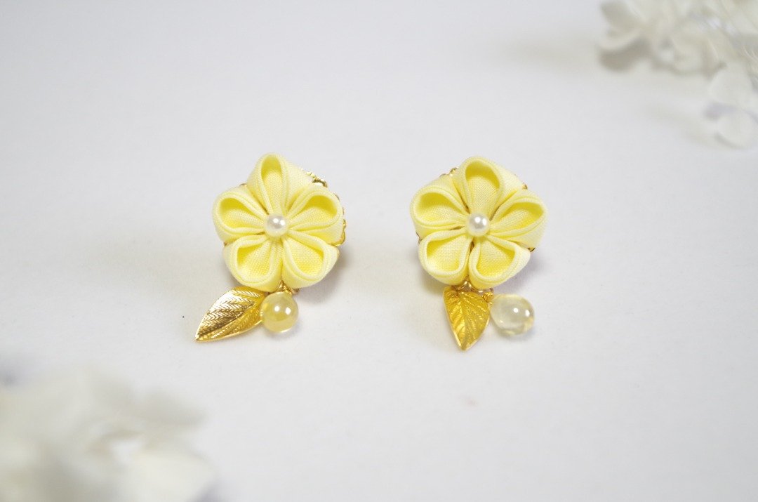 Tsumami-zaiku, hand dyeing, double plum earrings, wax plum - 耳环/耳夹 - 棉 黄色