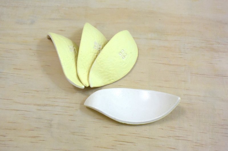 【好器】剥开的果皮造型筷架_陶瓷餐具 - 花瓶/陶器 - 陶 黄色