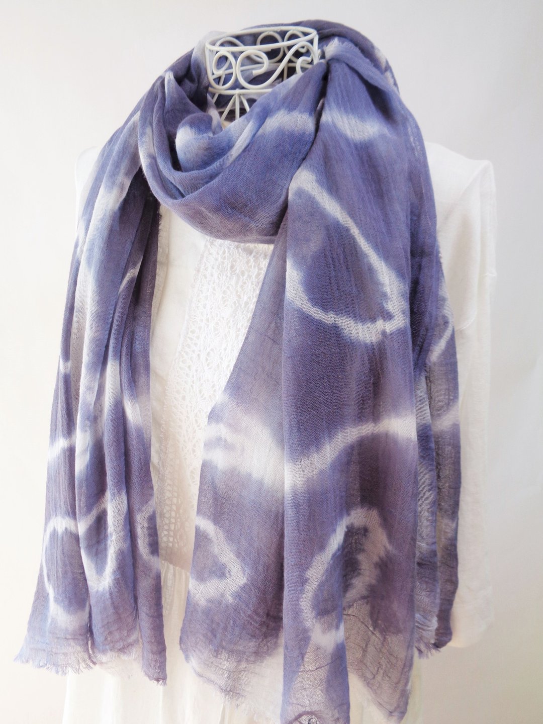 Vegetable dyeing, log wood that looks like smoke in purple, domestic cotton gauze, large size long stole - 围巾/披肩 - 棉．麻 紫色