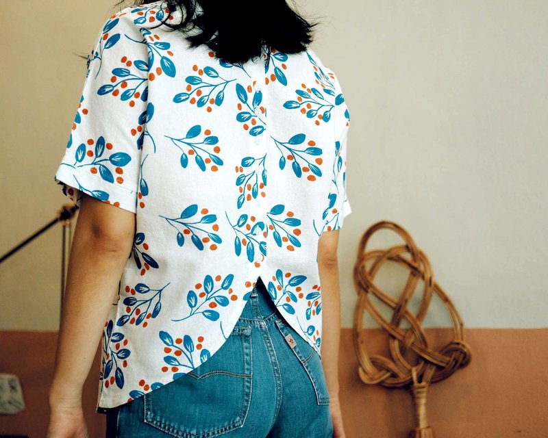 Mokk : Back-buttons Cotton Top in Blue & Red Floral Pattern - 女装上衣 - 棉．麻 白色