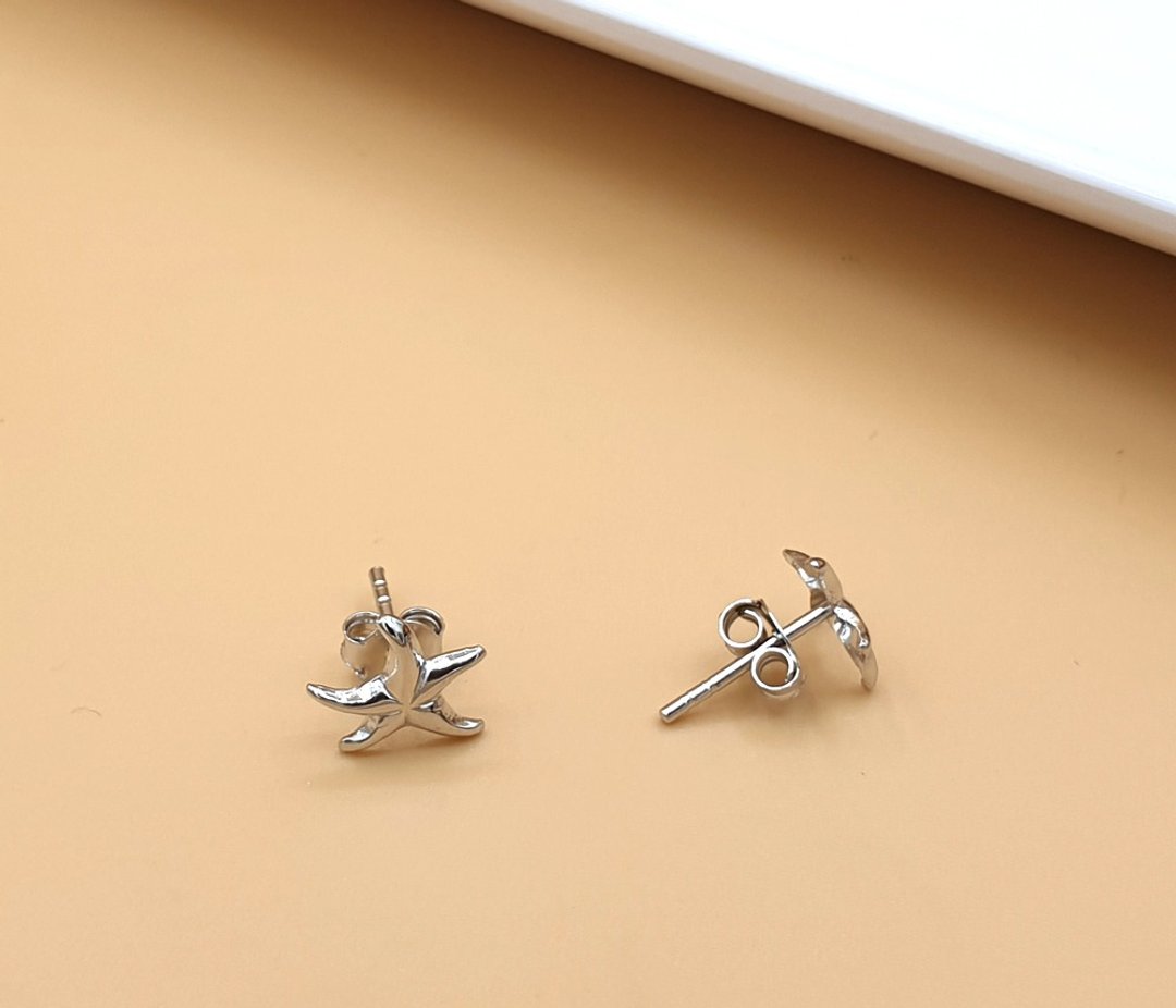 Minimal starfish earring with white rhodium plated - 耳环/耳夹 - 银 银色