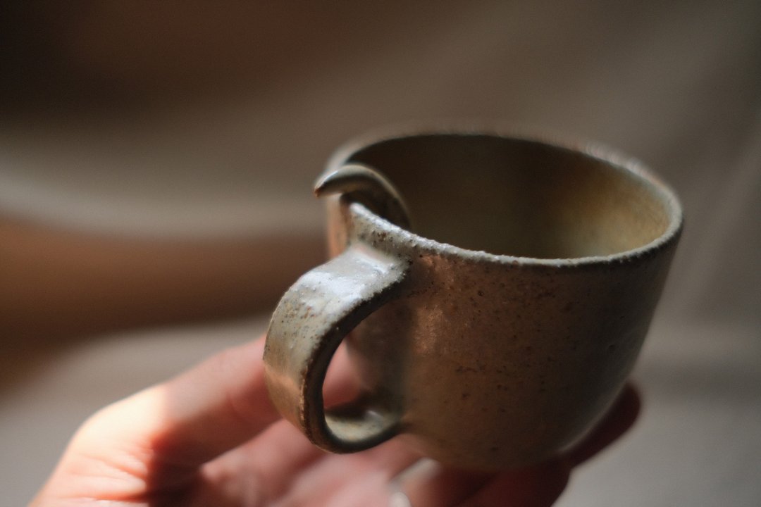 赤纽作土・冻土・萨卡山区・暖阳・芽・杯子 - 其他杯子 - 陶 灰色