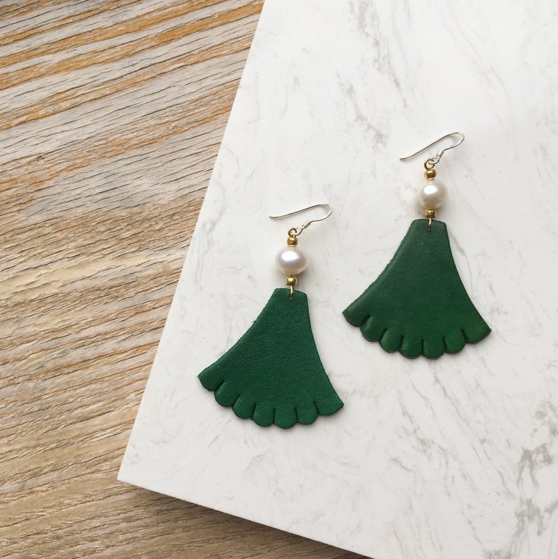 珍珠扇子耳环｜绿色｜耳针｜耳夹｜手工 - 耳环/耳夹 - 真皮 绿色