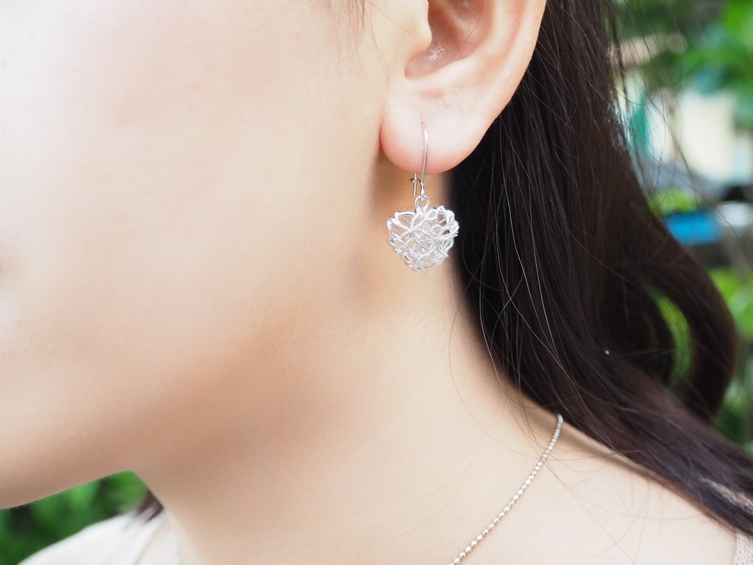 Swirl wire heart shape sterling silver earring - 耳环/耳夹 - 纯银 银色