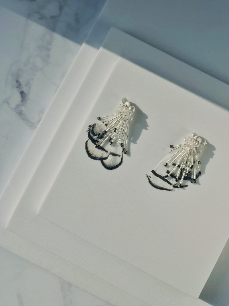 white soul /羽毛手作耳环-耳针耳夹 - 耳环/耳夹 - 其他材质 白色