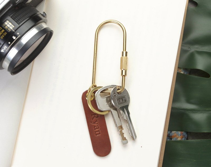 带有个性化姓名标签的细长黄铜螺丝登山扣夹 - 钥匙链/钥匙包 - 真皮 咖啡色