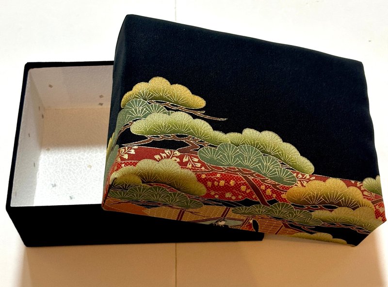 TAKARABAKO——用日本和服布料覆盖的储物盒。日本制造。体验日本 - 收纳用品 - 丝．绢 黑色