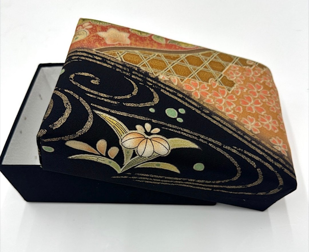 TAKARABAKO——用日本和服布料覆盖的储物盒。日本制造。体验日本 - 收纳用品 - 丝．绢 黑色