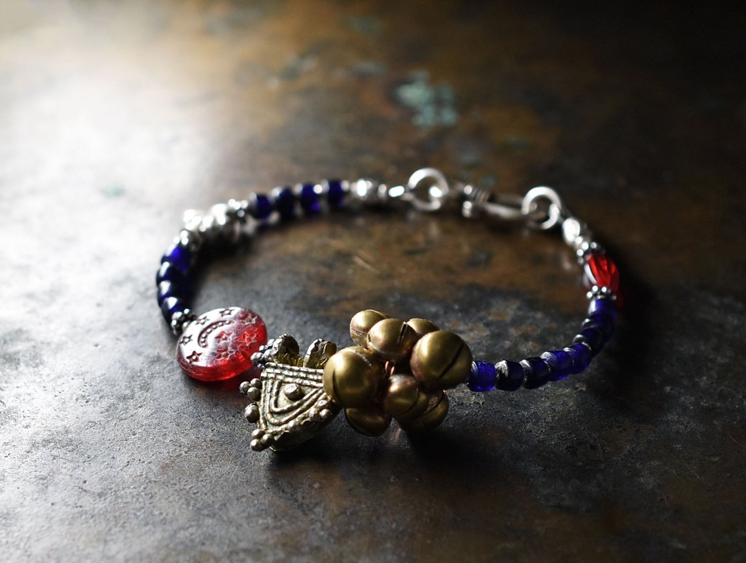 Ethiopian parts and heavy bells, saint's beads and lapis lazuli beads bracelet - 手链/手环 - 玻璃 蓝色