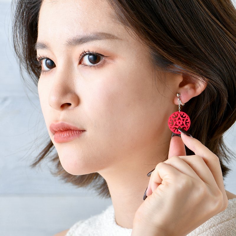 - 循环、链接、日本之美 - 蔓藤花纹耳夹[红色/黑色] [免费更换金属配件] [象征繁荣和长寿的吉祥蔓藤花纹图案] - 耳环/耳夹 - 塑料 红色