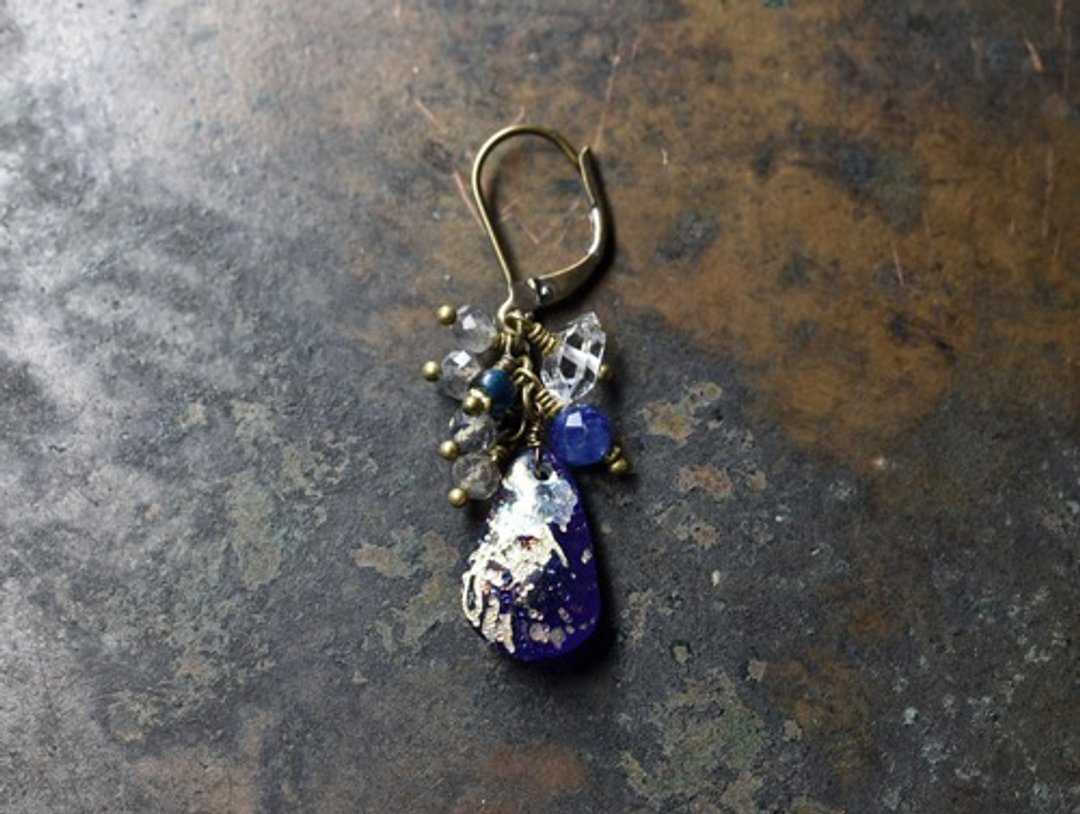 Splendid silver lapis lazuli color Roman glass beads and heavy natural stone single ear piercing - 耳环/耳夹 - 玻璃 
