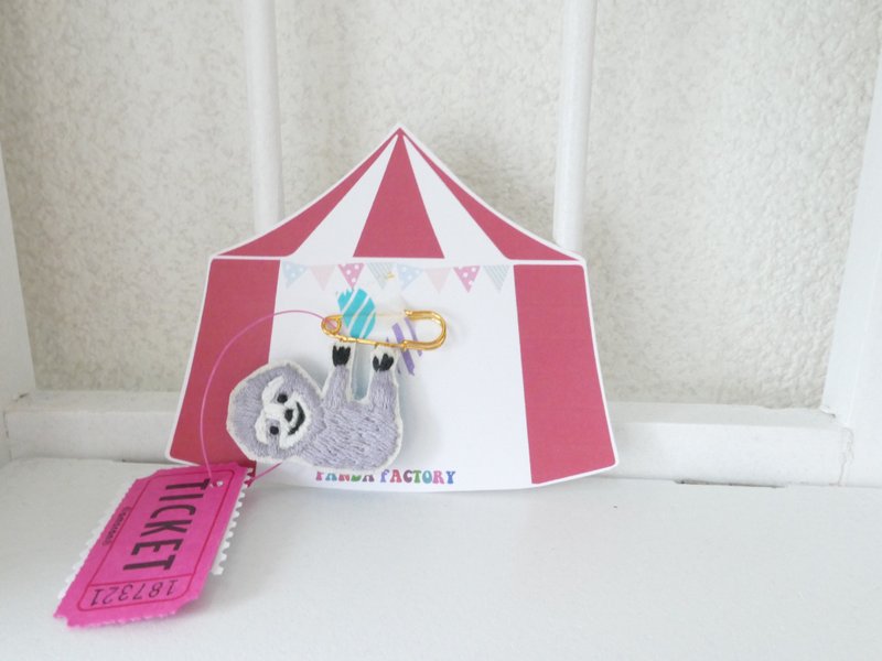 Embroidered stall pin sloth - 胸针 - 棉．麻 灰色