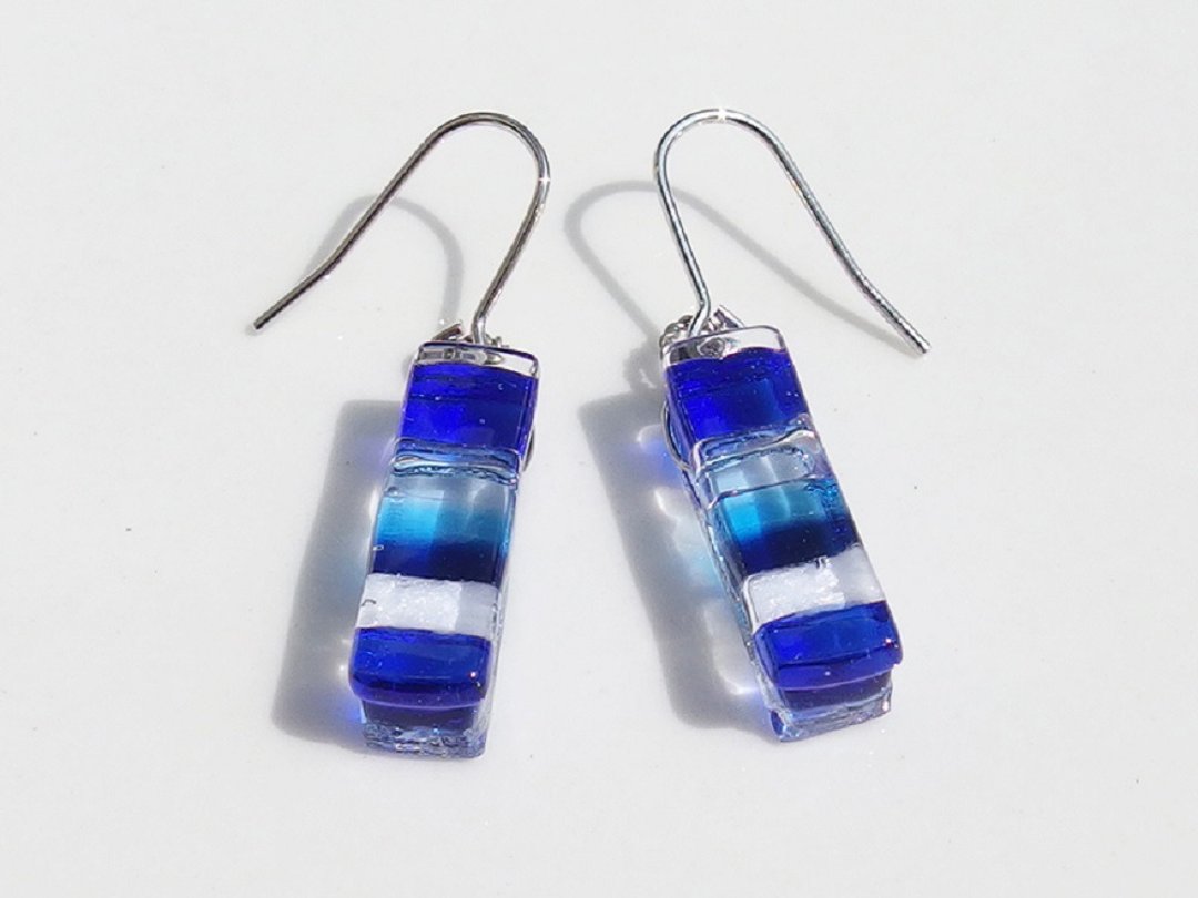 Fragrant glass (Kaoru [winter]) Aroma earrings / Clip-On [Choice of metal fittings] [Made to order] - 耳环/耳夹 - 玻璃 蓝色