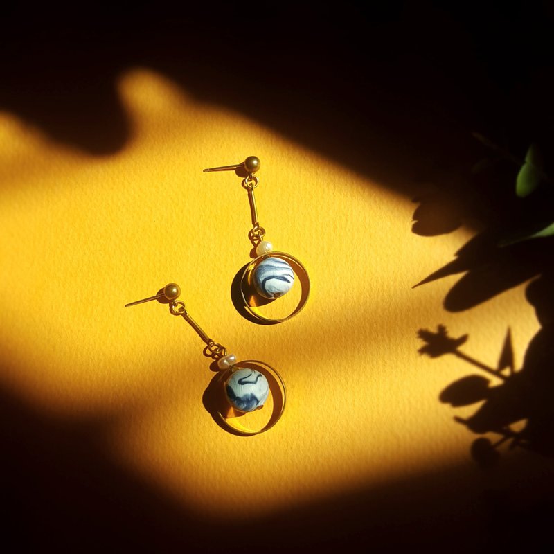 是妳的海系列 - 度假风 圆坠 深蓝 大理石纹 耳环 (耳针/耳夹 ) - 耳环/耳夹 - 铜/黄铜 蓝色