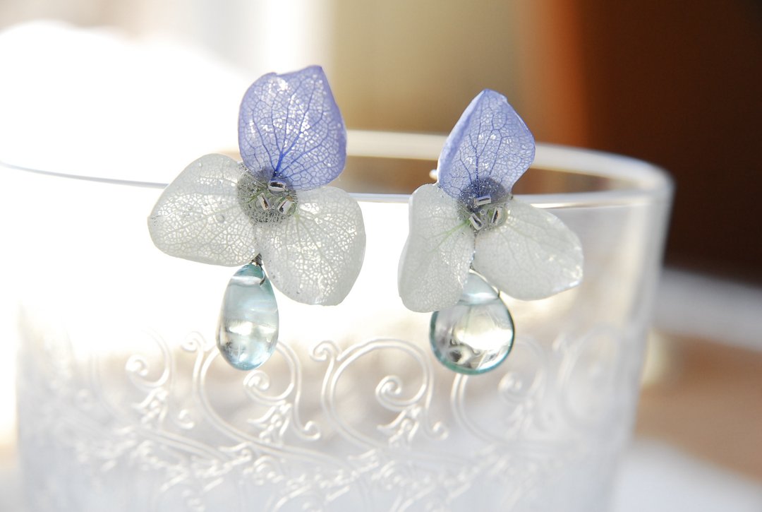Hydrangea and Fluorite Earrings Yellow Green - 耳环/耳夹 - 半宝石 绿色