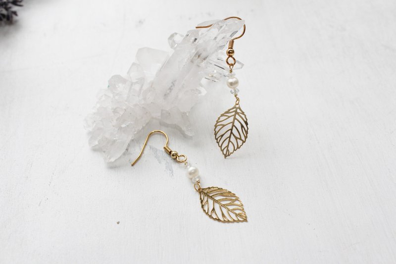 3月诞生石-Aquamarine花叶系列垂吊耳环海水蓝宝石（可改夹式） - 耳环/耳夹 - 宝石 蓝色