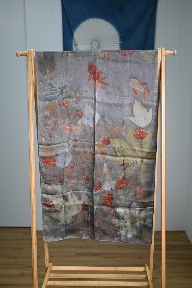 【记忆有限】EcoPrint 花叶移印 围巾/挂画 - 围巾/披肩 - 丝．绢 多色