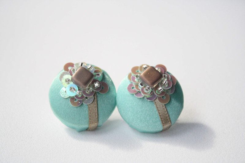 Light and easy to use earrings - 耳环/耳夹 - 其他材质 绿色