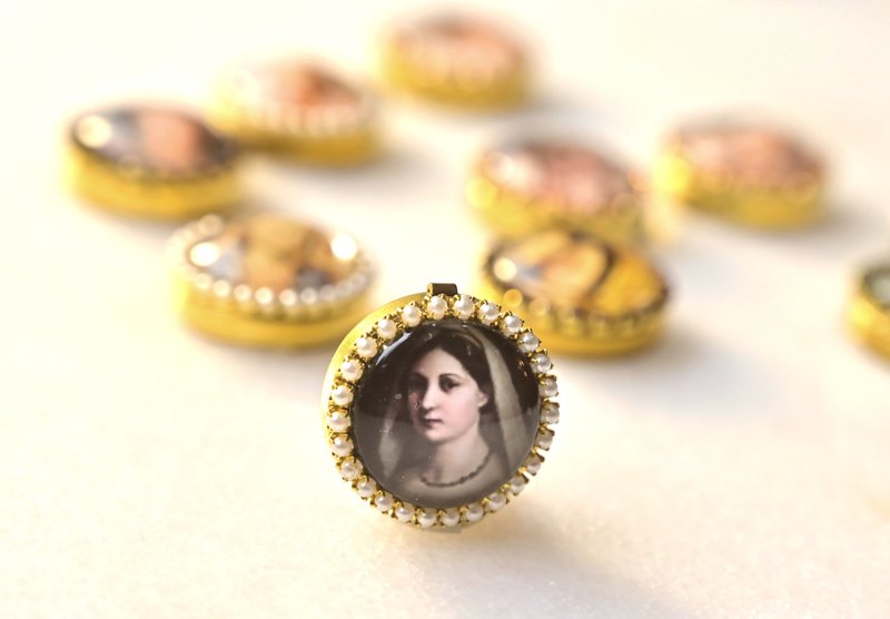 Button Cover 手作钮扣饰~别致优雅~名画系列: 披纱巾的少女 - 胸针 - 玻璃 多色