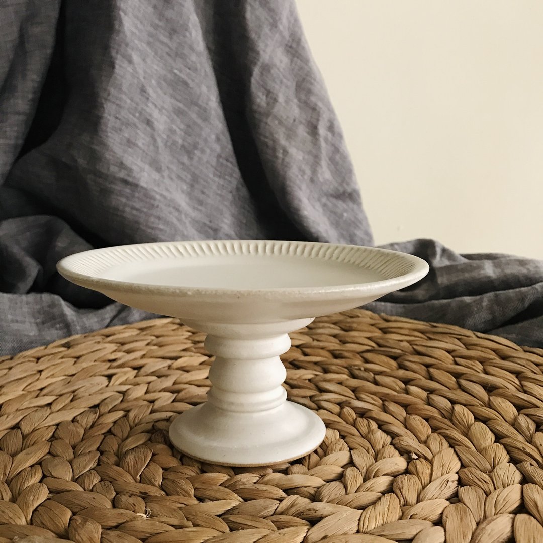 Déjà vu Ceramics 白色陶瓷刻花高脚盘 - 摆饰 - 陶 白色