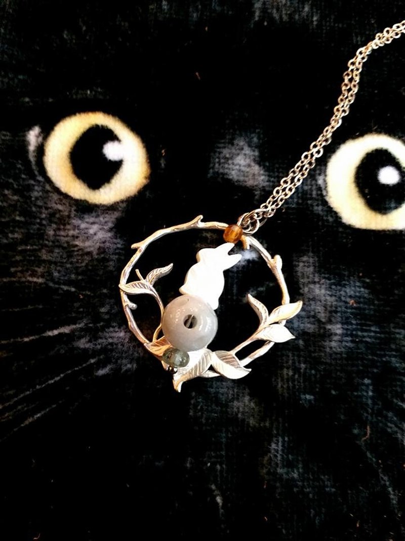 白玉, 贝母小兔,小玛瑙石, 镀银花圈, 925纯银 长项链 White jade, lapin shape mother pearl, agate in silver plated flower ring, with 925 silver long necklace - 长链 - 宝石 白色