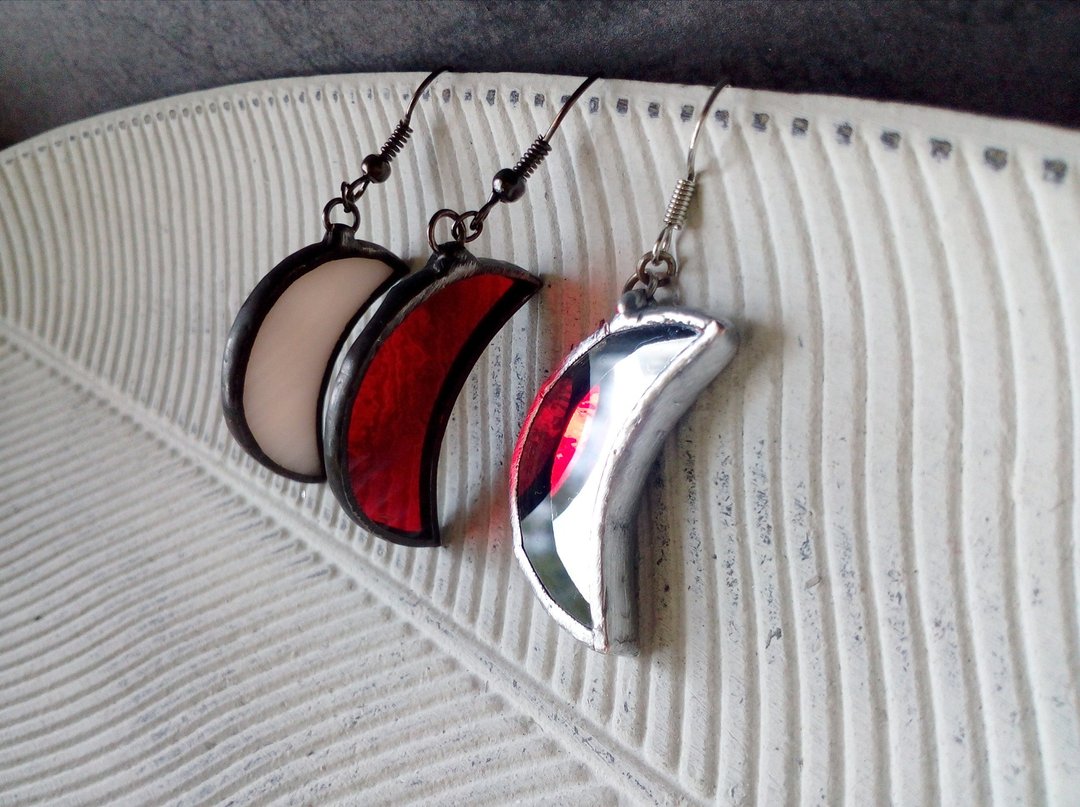 Glass crescent earrings. Witchy goth aesthetic. Tin soldered moon earrings. - 耳环/耳夹 - 玻璃 红色