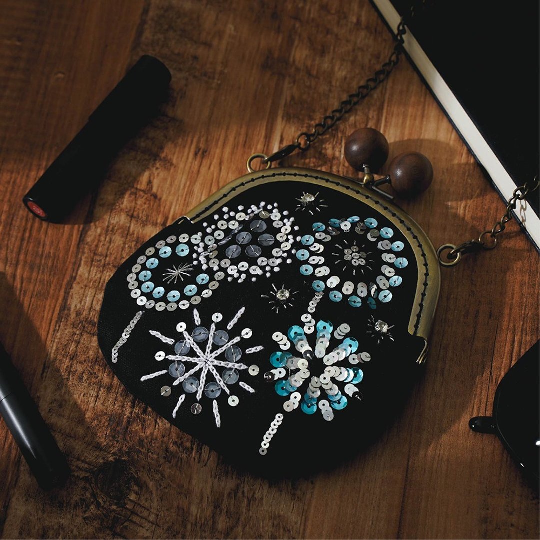 【烟花】口金包十字绣材料套组 手作包包礼物 | Xiu Crafts - 编织/刺绣/羊毛毡/裁缝 - 棉．麻 多色