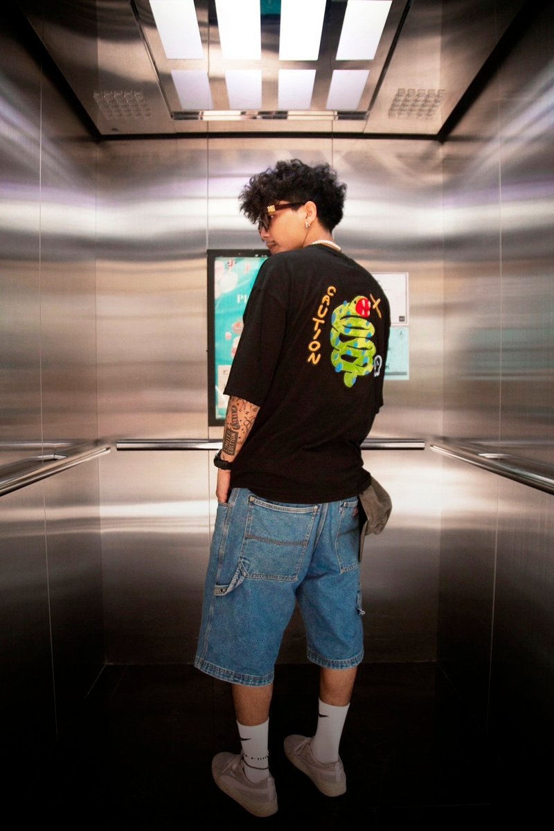 黑T恤，绣有羊毛、危险动物、蛇、蝙蝠、蝎子。 - 男装上衣/T 恤 - 棉．麻 黑色