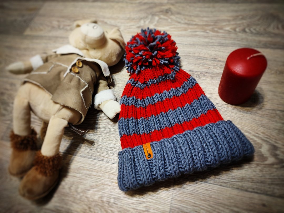 Large knit hat. Unisex Pom Pom Hat Dark Blue Red Hat Winter Essential Lovely - 帽子 - 羊毛 蓝色
