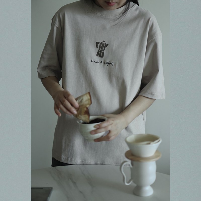 好了 Grab a coffee落肩T恤 男女同款 棉质休闲上衣 可定制 - 中性连帽卫衣/T 恤 - 棉．麻 卡其色