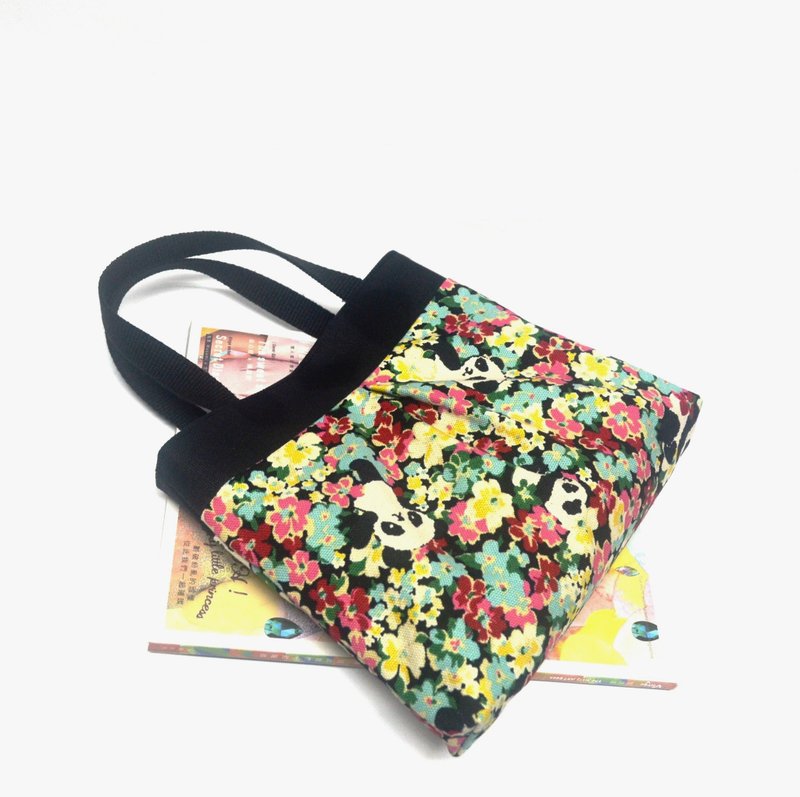 花欉间的熊猫小手提包 手作 帆布 散步包 午餐外出包 - 手提包/手提袋 - 棉．麻 黑色