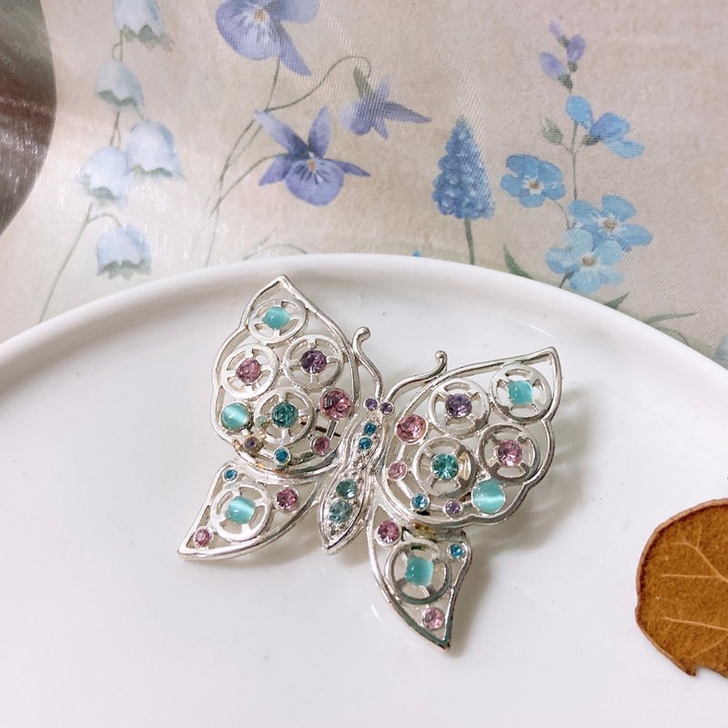 【西洋古董饰品】天然湖水蓝猫眼石 蝴蝶 柔色莱茵钻银 胸章 胸针 - 胸针 - 贵金属 蓝色