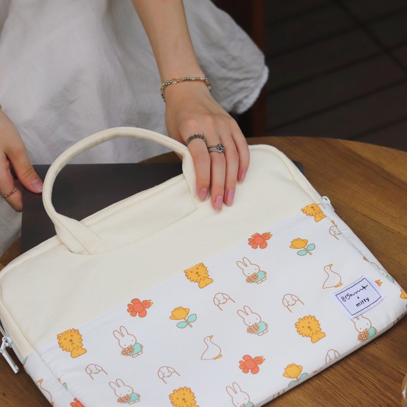 【Pinkoi x miffy】(2个尺寸) 跟动物们游玩的MIFFY -手提电脑袋/ - 电脑包 - 棉．麻 