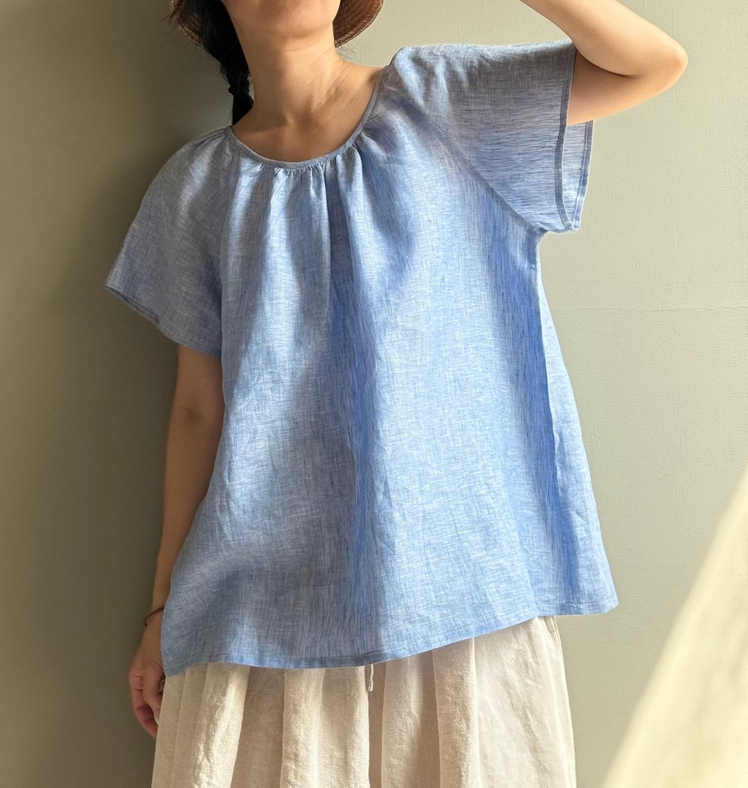 蓝色冰河/水蓝色织双色纱亚麻圆领细褶叉肩袖短袖上衣 - 女装背心 - 棉 