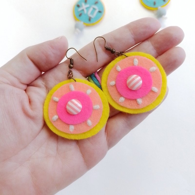 手工自由造型耳环，在硬质毛毡上以毛线和珠子刺绣而成，尺寸为 1.5x2.5 英寸。 - 耳环/耳夹 - 其他材质 