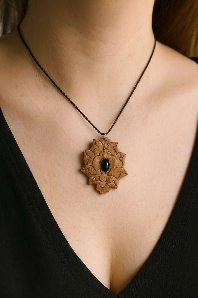 手雕木花坠饰 – 黑石风藤花项链 - 项链 - 木头 