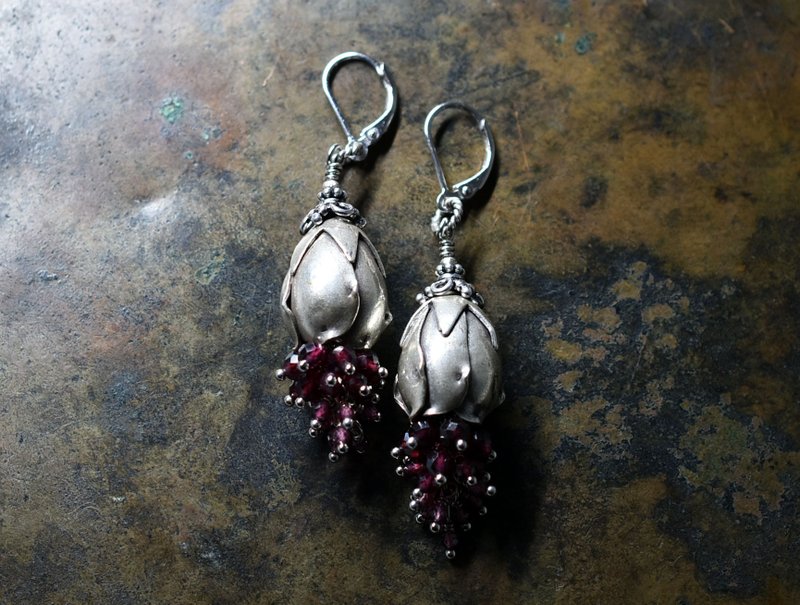 丰润石榴石与花苞卡伦银设计的华丽耳环 - 耳环/耳夹 - 其他金属 红色