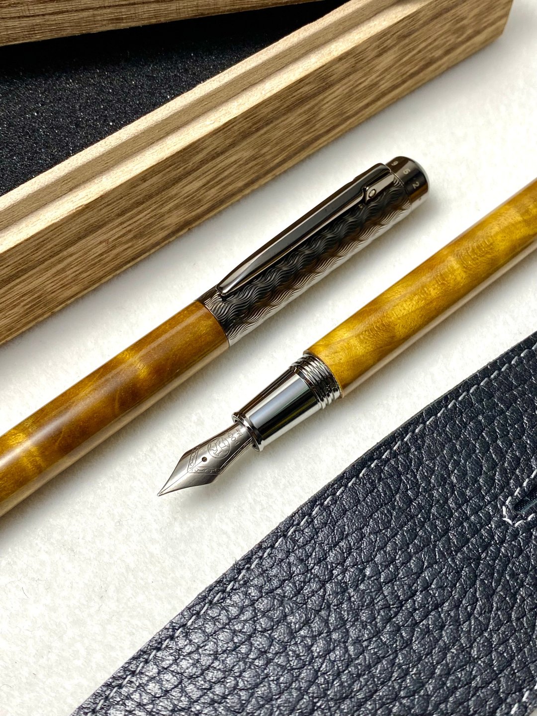 3952 老山羊 - 鹅銮鼻 金丝楠木 钛尖刀尖 (小李飞刀) 钢笔 - 钢笔 - 其他材质 