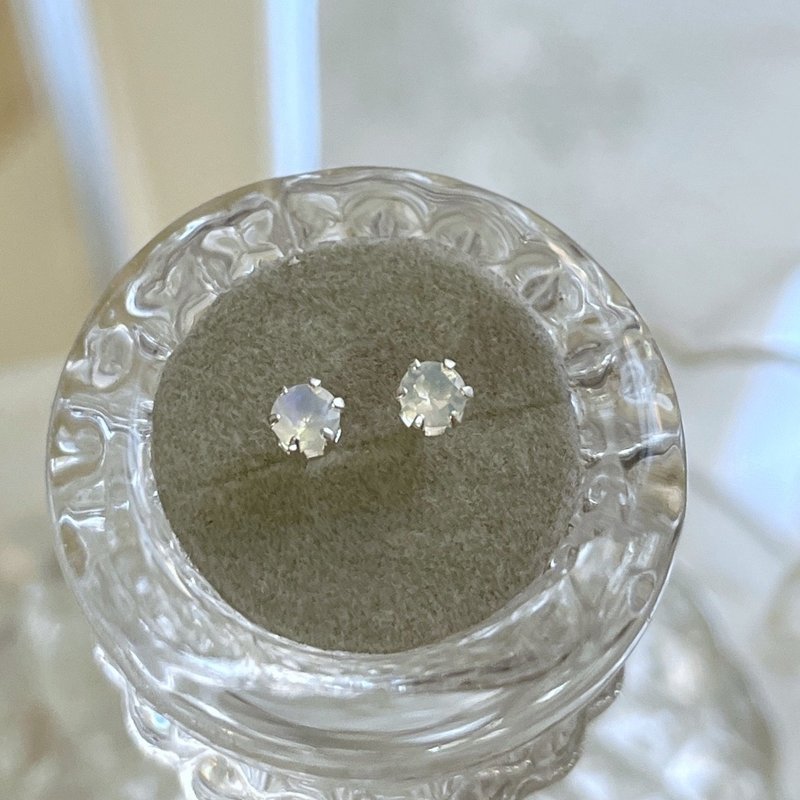 天然蛋白石 纯银六爪镶耳针 精致小巧 - 耳环/耳夹 - 银 银色