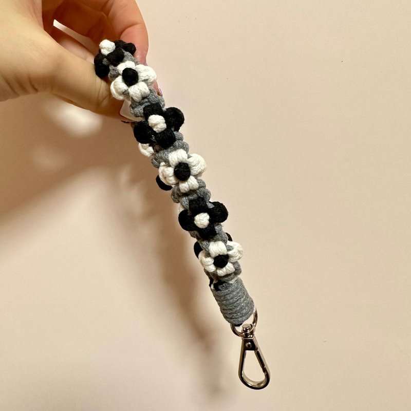 【定制化】手腕款 双色花 四瓣小花花手机挂绳 手工编织电话绳 - 挂绳/吊绳 - 棉．麻 