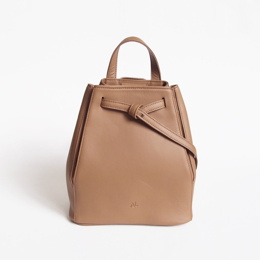Tye Leather Backpack in Caramel - 后背包/双肩包 - 真皮 咖啡色