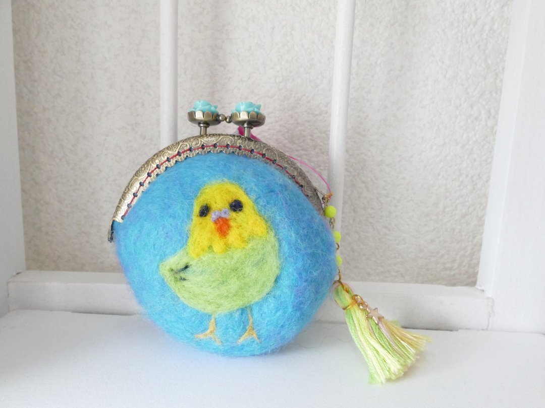 Wool felt clasp parakeet flower clasp blue - 零钱包 - 羊毛 蓝色