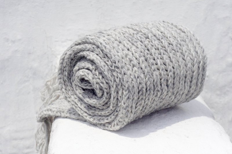 圣诞礼物 手织纯羊毛围巾 / 针织围巾 / 手织条纹围巾 (made in nepal) - 原味麻花灰 - 丝巾 - 棉．麻 灰色