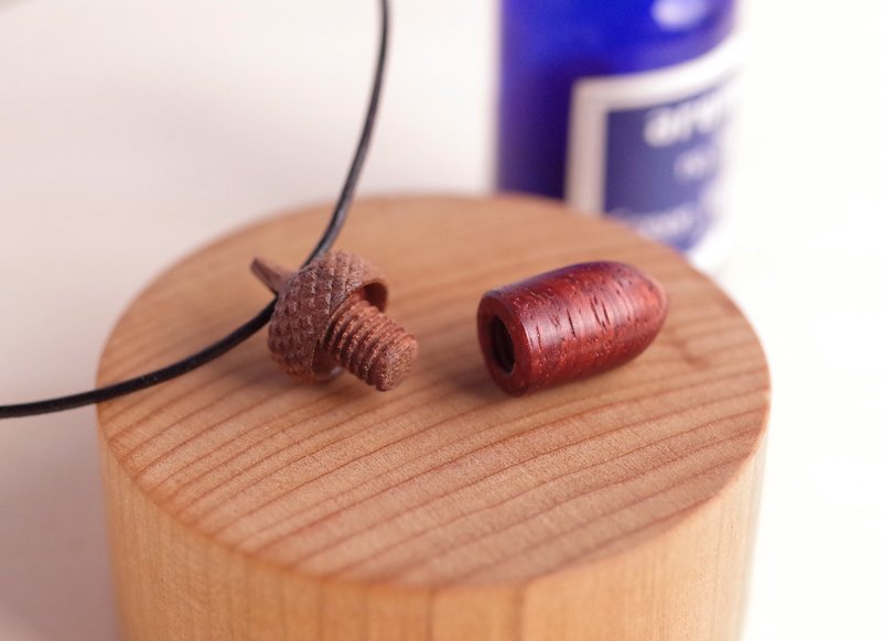 Aroma diffuser, Wood Carving Acorn  Pendant : Padouk & Walnut - 项链 - 木头 红色