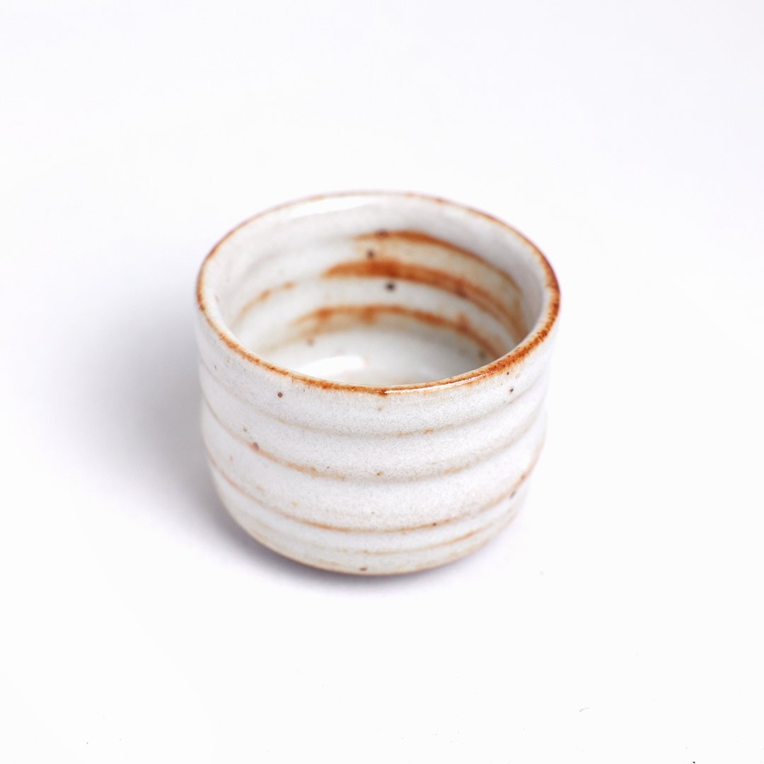 明芽窑 l 柴烧志野璇纹茶杯 乳白色 陶杯 温润 陶艺品 搜藏品 H8 - 茶具/茶杯 - 陶 白色