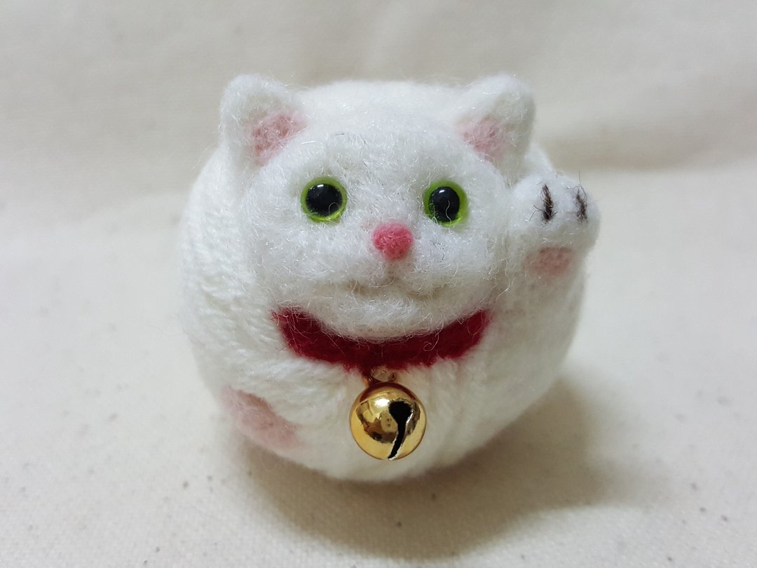 原创羊毛毡 "猫"线球钥匙圈系列~ 财"圆滚滚"招财猫款( 全馆满，1000包邮,加入关注满可再享折抵10元优惠喔!! ) - 钥匙链/钥匙包 - 羊毛 白色