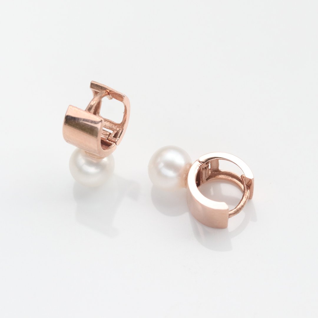 14K 珍珠宽圆扣耳扣耳环 (内径 5.5 mm) 洗澡免摘 不褪色 - 耳环/耳夹 - 贵金属 金色