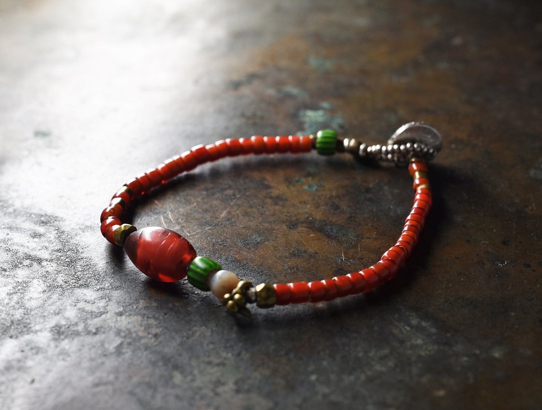 Rice-shaped and amber white hearts and green chevron, ancient agate, old orissa brass breath - 手链/手环 - 玻璃 红色